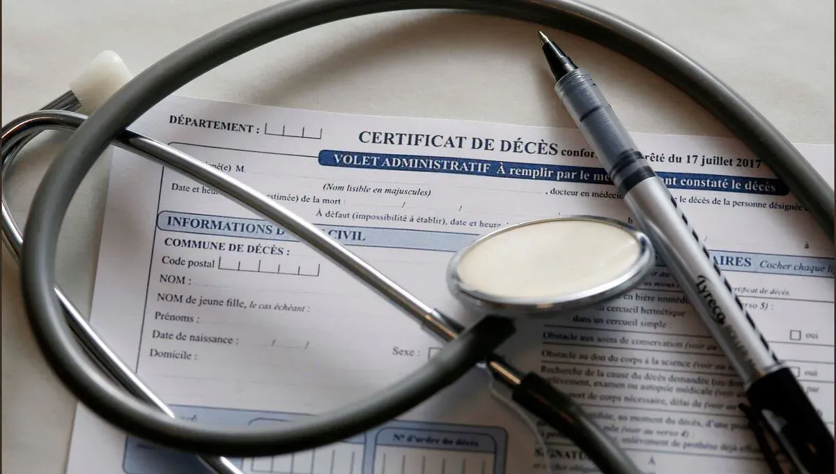 Formulaire officiel de certificat de décès médical avec un stéthoscope et un stylo posés dessus.