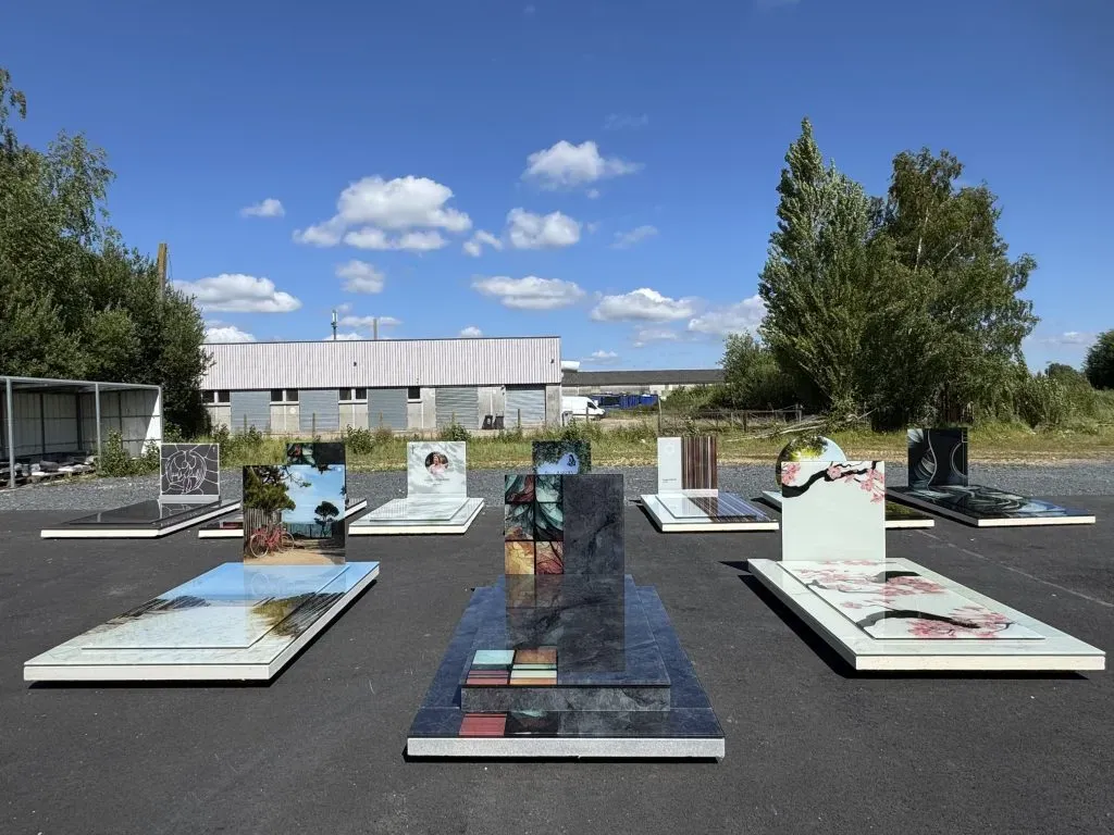 Exposition extérieure de monuments funéraires et cinéraires personnalisés en verre.