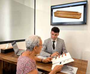 personnel funeraire aidant une famille