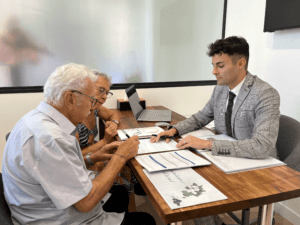 personnel funeraire aidant une famille
