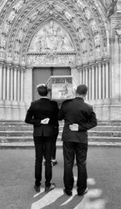porteurs cercueil devant eglise