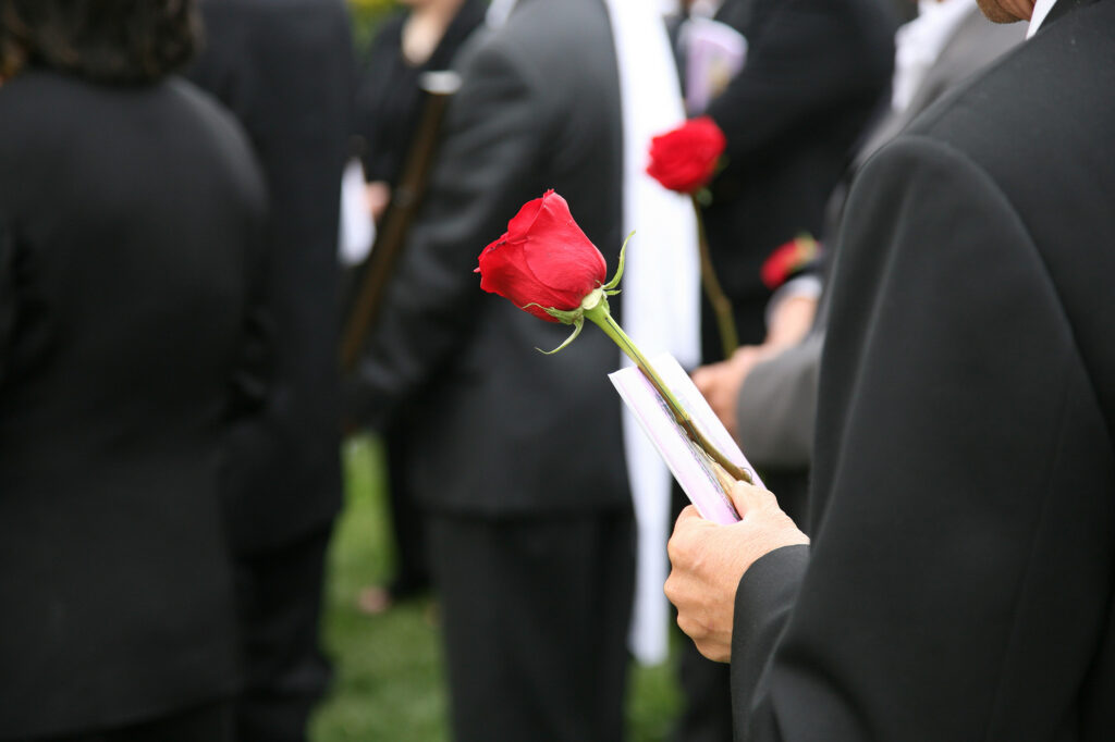 fleur rouge pendant enterrement